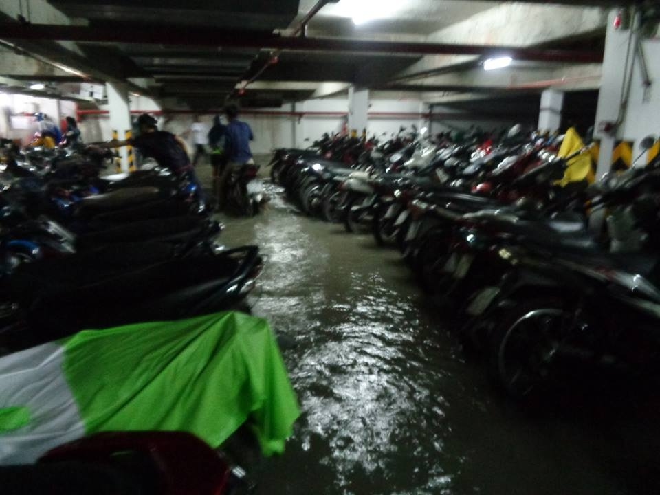 Ham giu xe ky tuc xa Dai hoc Quoc gia TP.HCM lai ngap sau hinh anh