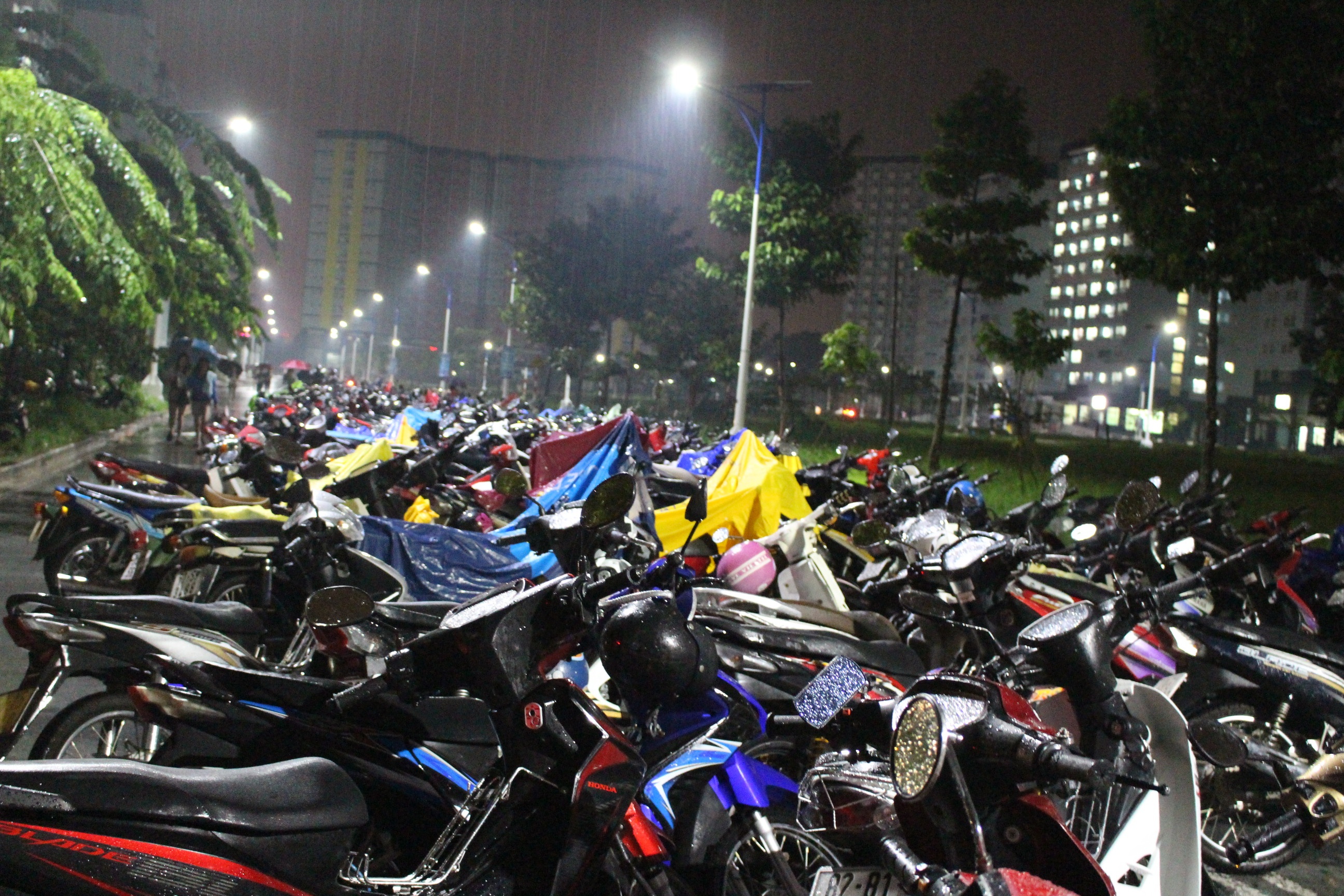 xe sinh vien ngap nuoc anh 2