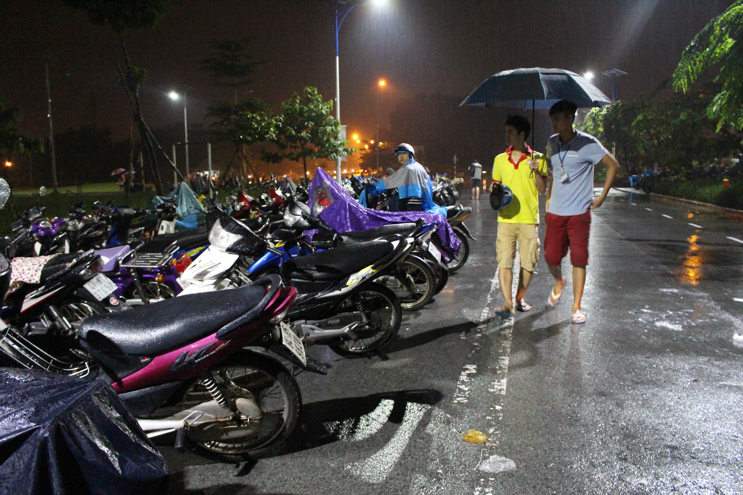 xe sinh vien ngap nuoc anh 3