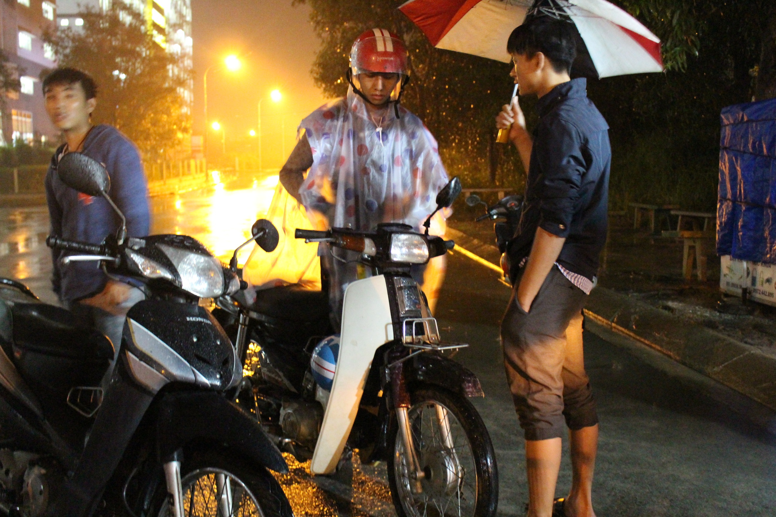 xe sinh vien ngap nuoc anh 4