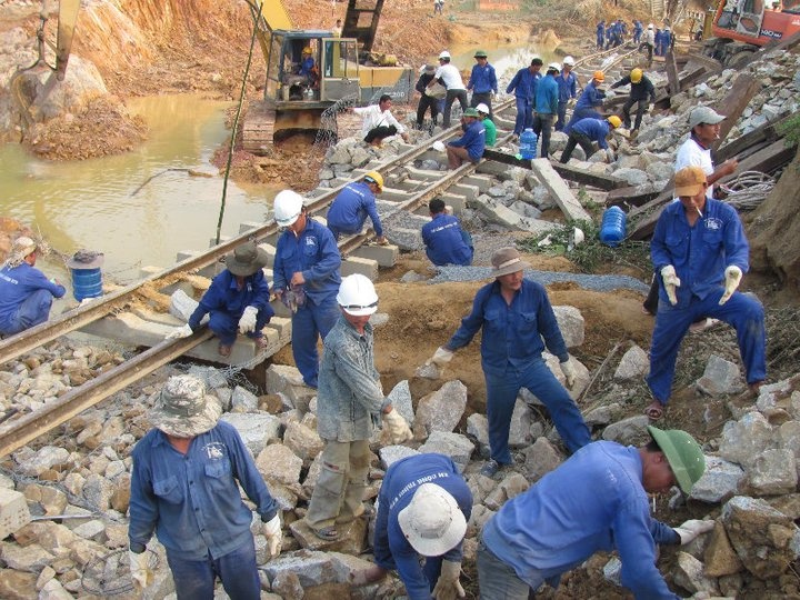 Thông tuyến tàu Bắc Nam do lũ ảnh 1 Thong tuyen tau Bac Nam do lu anh 1