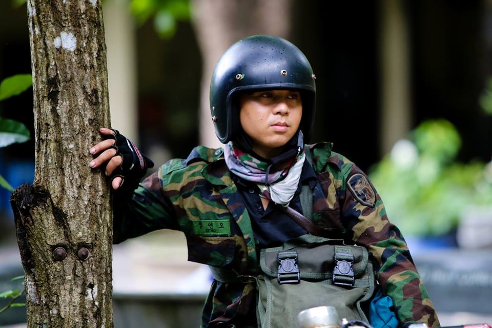 Nguoi dan tim may bay roi anh 2