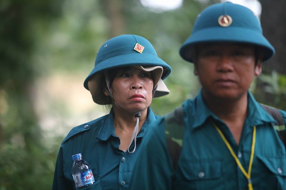 Nguoi dan tinh nguyen bang rung tim xac may bay roi hinh anh