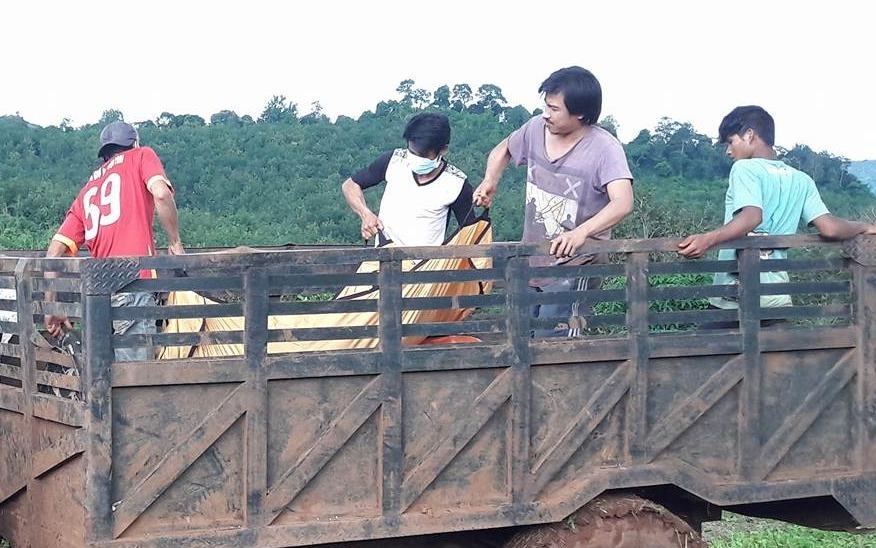 24 gio sau khi bi xa sung, 3 thi the van nam o hien truong hinh anh