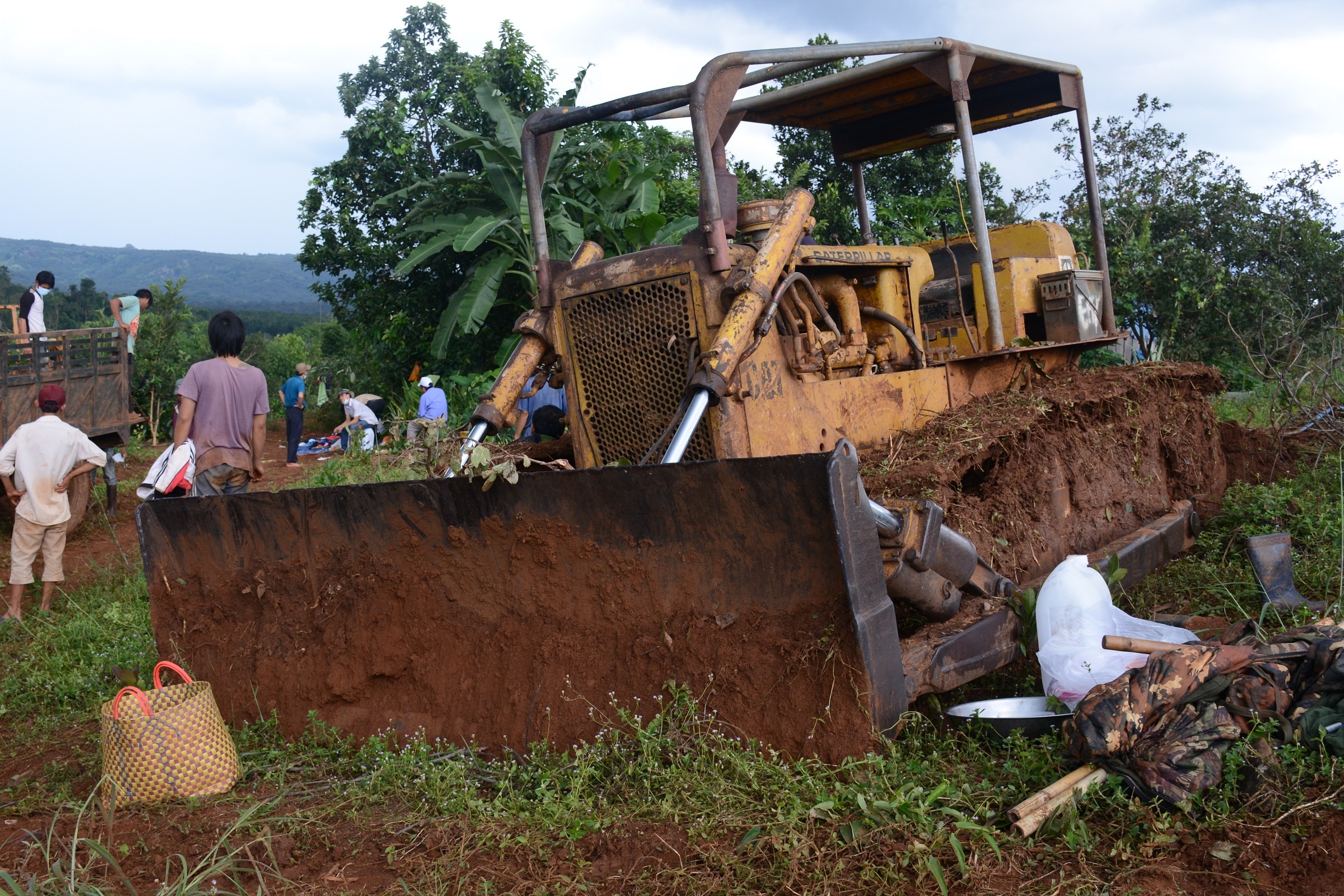 Doanh nghiep tu y 'cuong che' dat cua dan la sai luat hinh anh