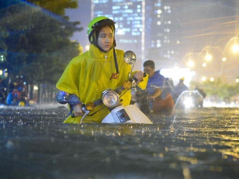 TP.HCM thi diem chong ngap bang may bom 'thong minh' hinh anh