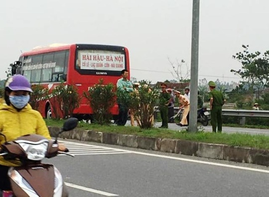 Xe khach tong chet 2 hoc sinh lop 10 hinh anh