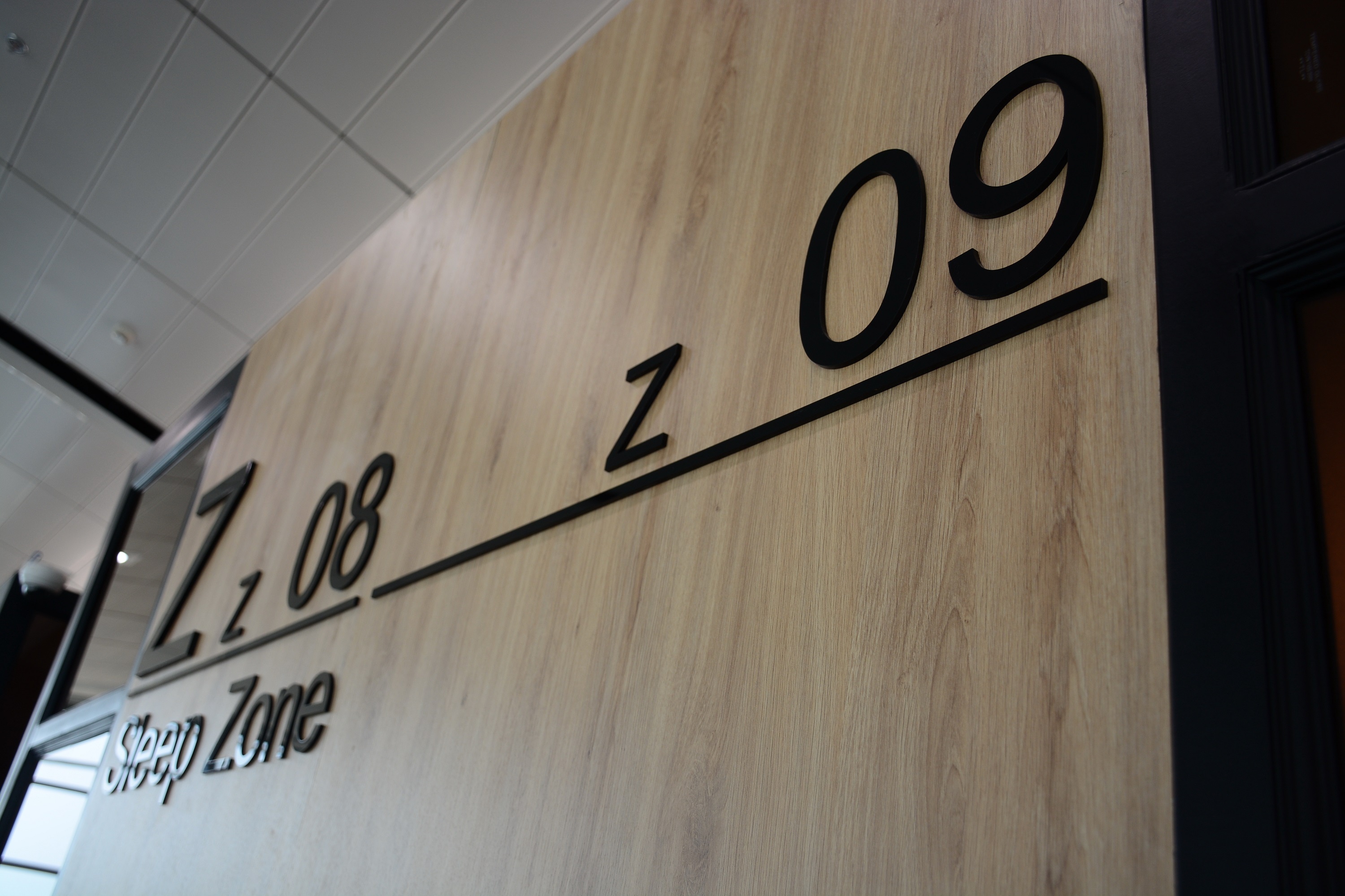 Khu nghi,  vui choi o san bay anh 7