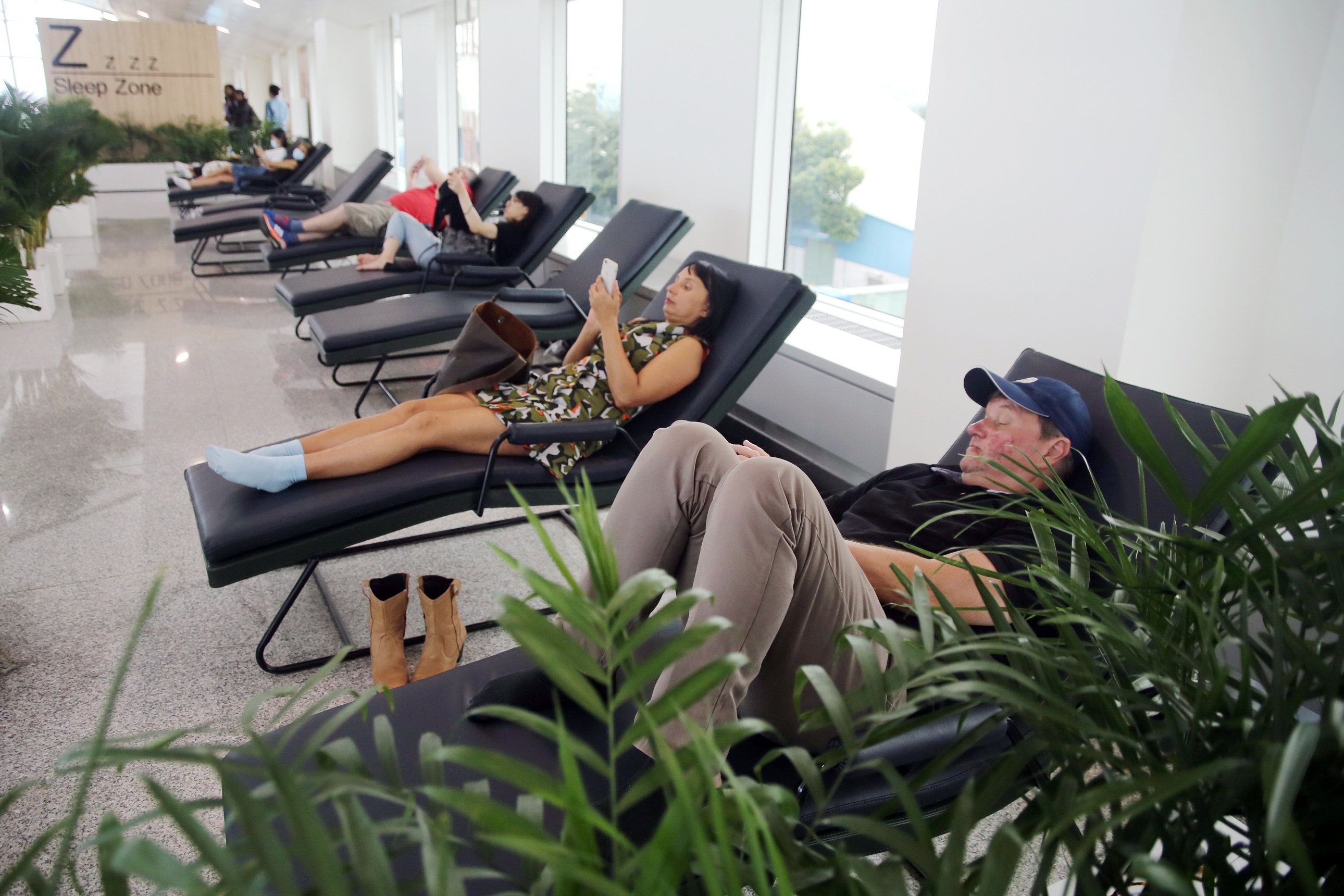 Khu nghi,  vui choi o san bay anh 4