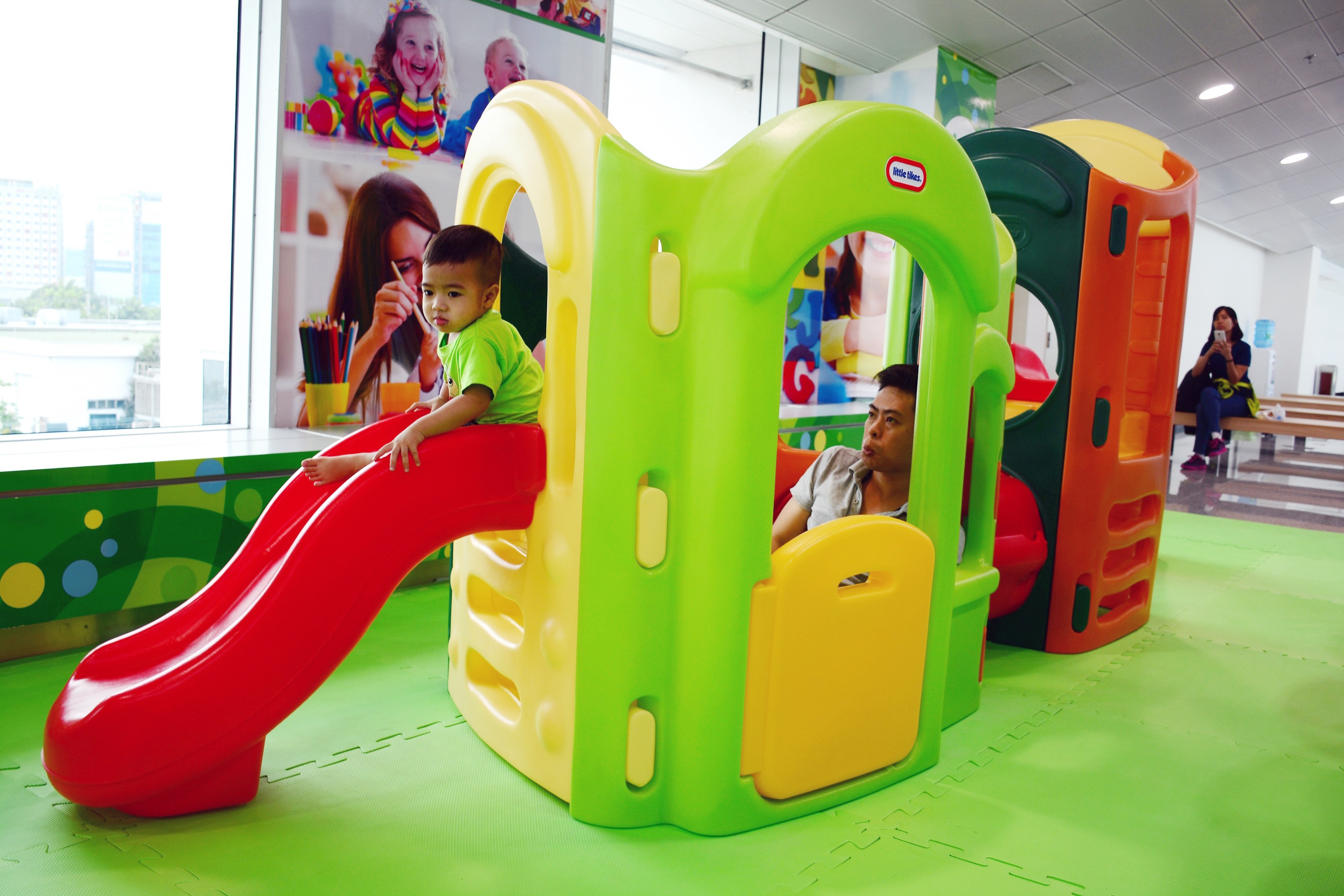 Khu nghi,  vui choi o san bay anh 6