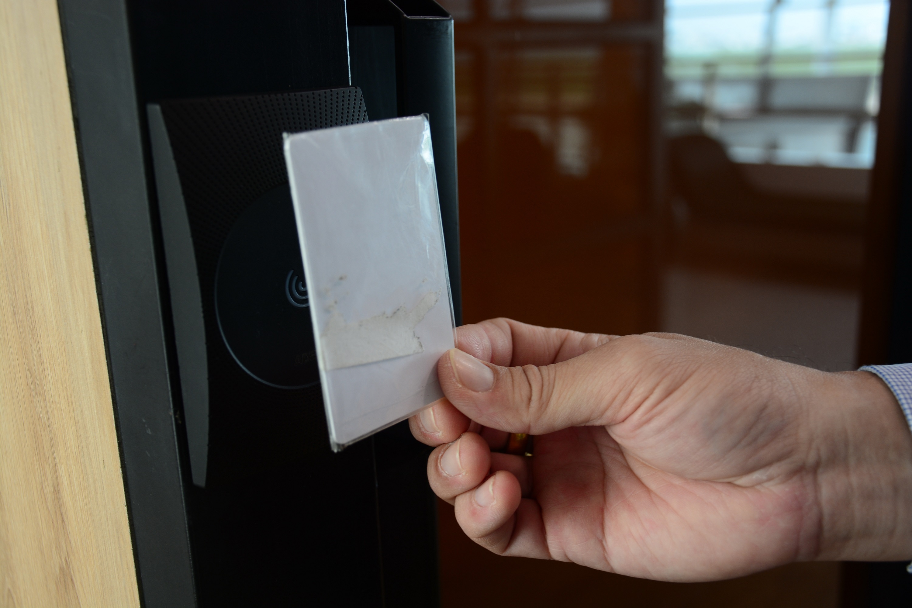 Khu nghi,  vui choi o san bay anh 9