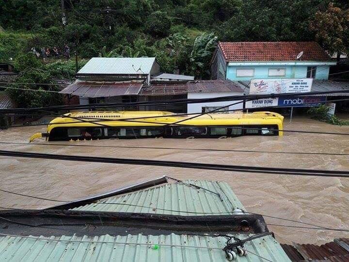 Lu ngap xe khach o Phu Yen hinh anh