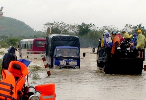 Hoc sinh lop 2 bi lu xoay cuon troi tren duong di hoc ve hinh anh