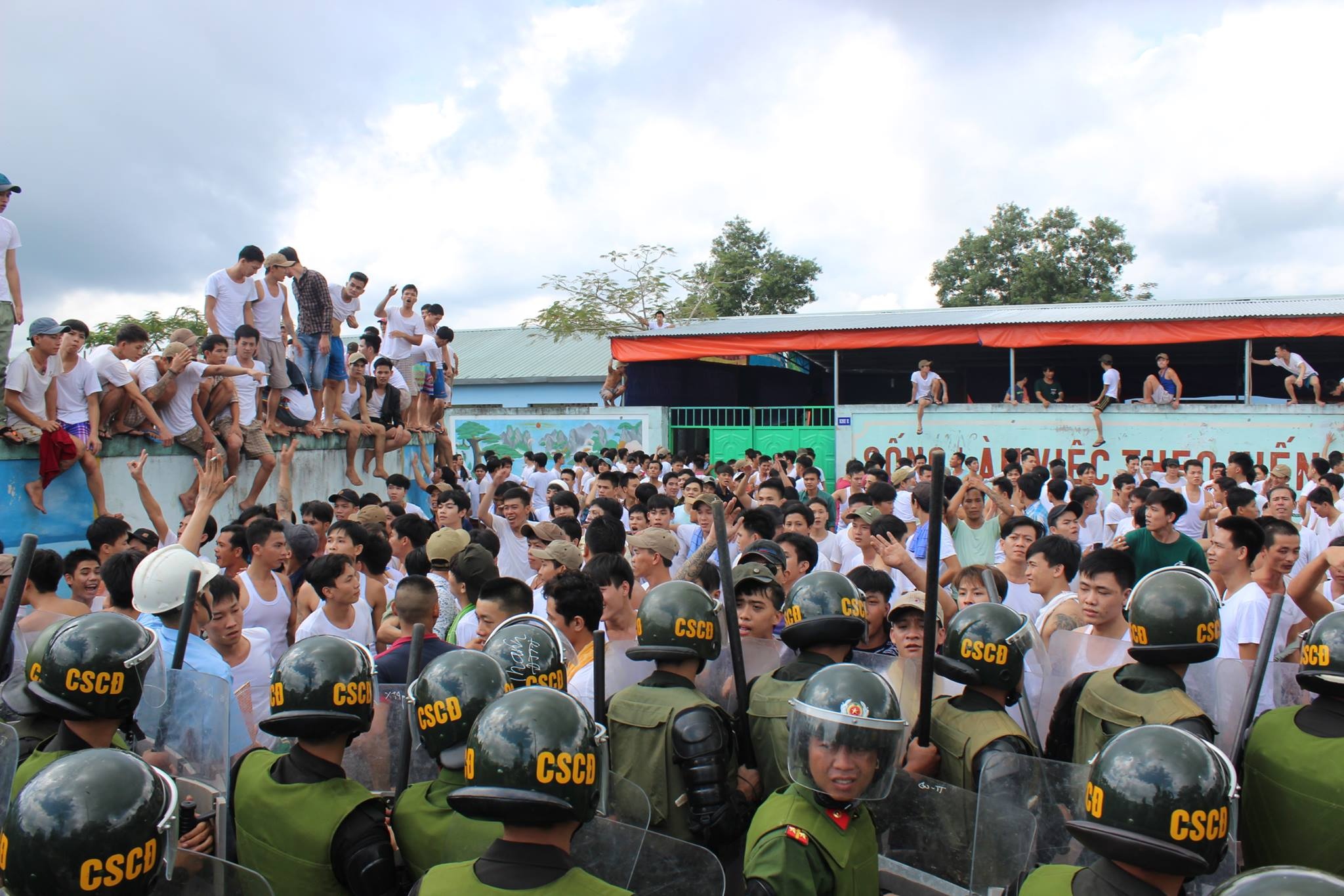 Hoc vien cai nghien bo tron do trai qua tai hinh anh