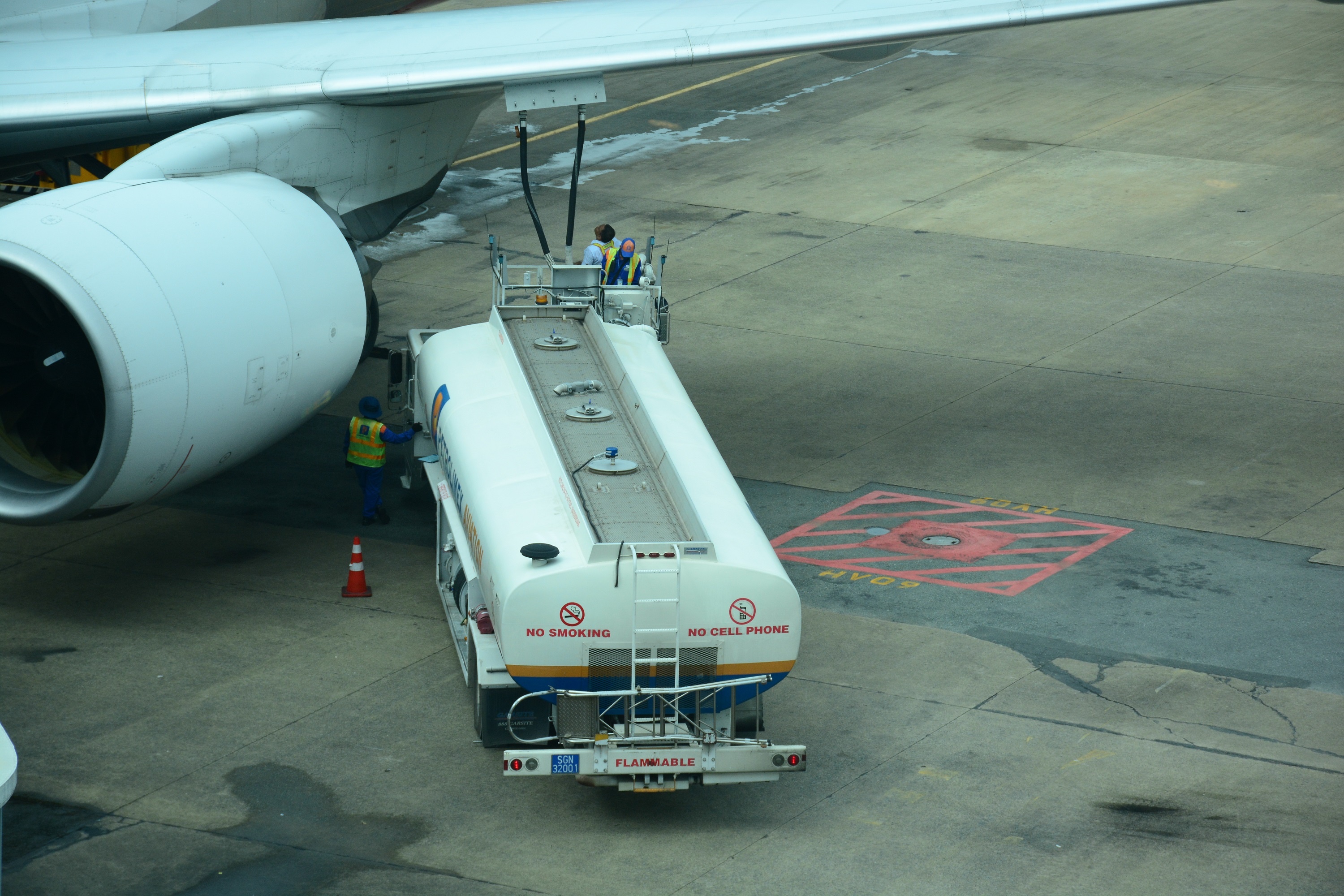 Nap nhien lieu cho may bay o Tan Son Nhat bang he thong ngam hinh anh