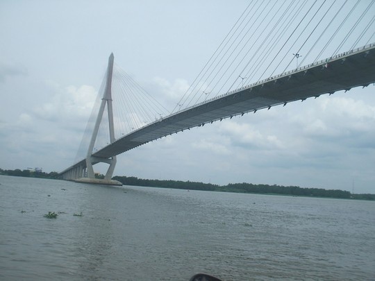Dam chet ban gai, thanh nien ra nhay cau Can Tho hinh anh