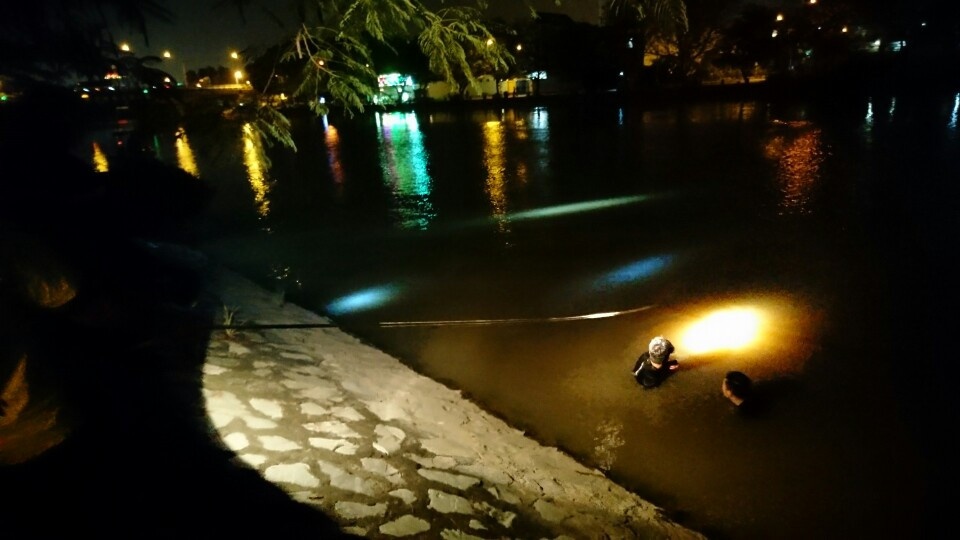 mẹ ôm con nhảy cầu Sài Gòn ảnh 1 me om con nhay cau Sai Gon anh 1