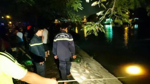 Me om 2 con nhay song tu tu hinh anh