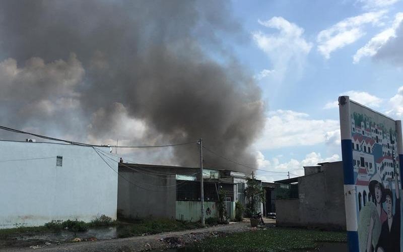 Chay lon o xuong san xuat non bao hiem ngoai o Sai Gon hinh anh