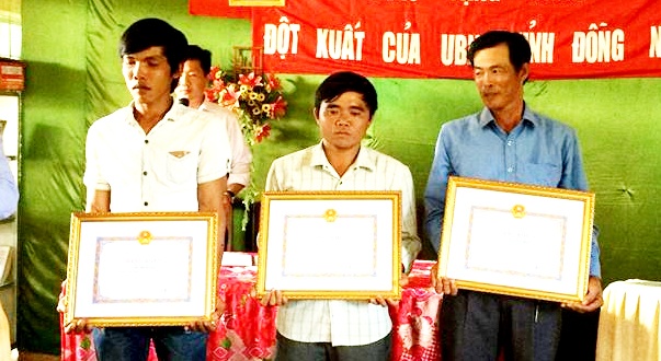 Khen thuong 3 ngu dan cuu nguoi bi nan tren song hinh anh