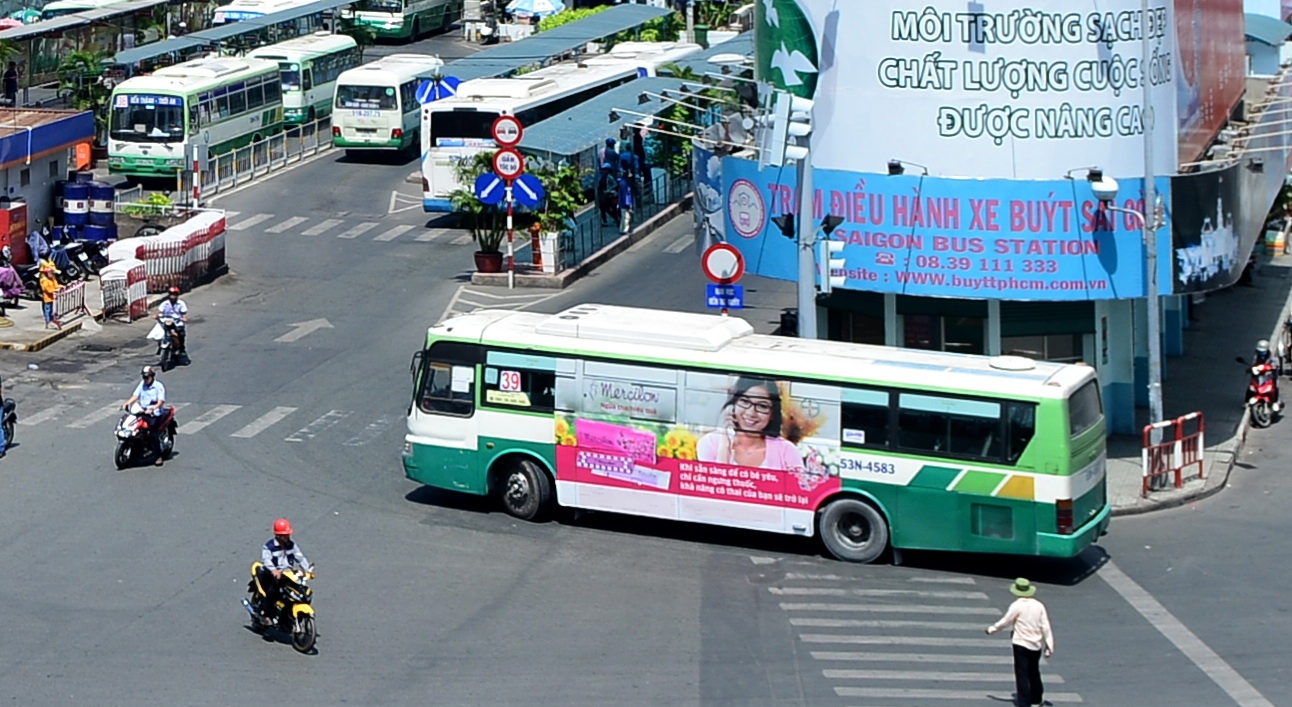 Quang cao tren xe buyt anh 1