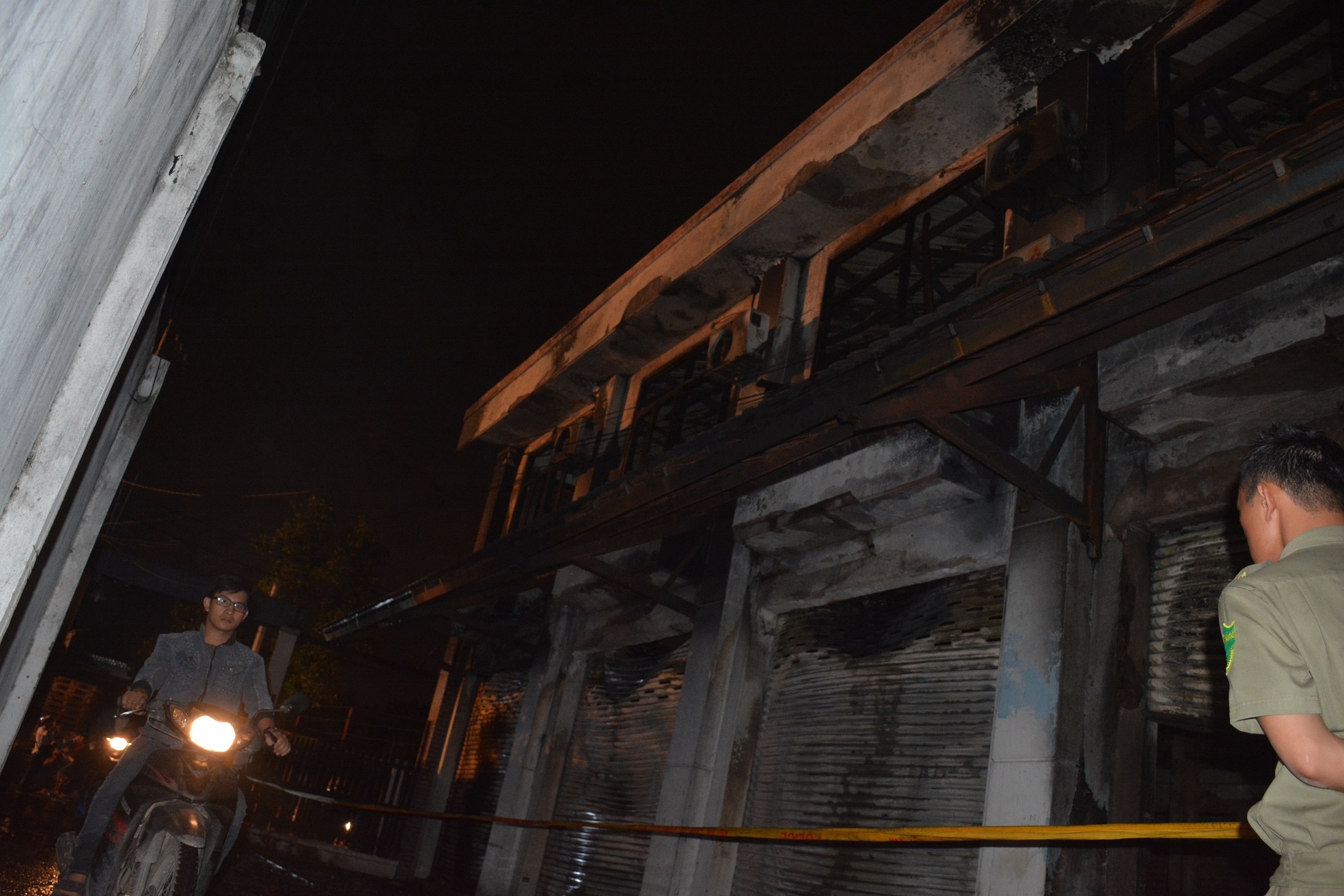 Hien truong vu chay 2 nguoi tu vong anh 14