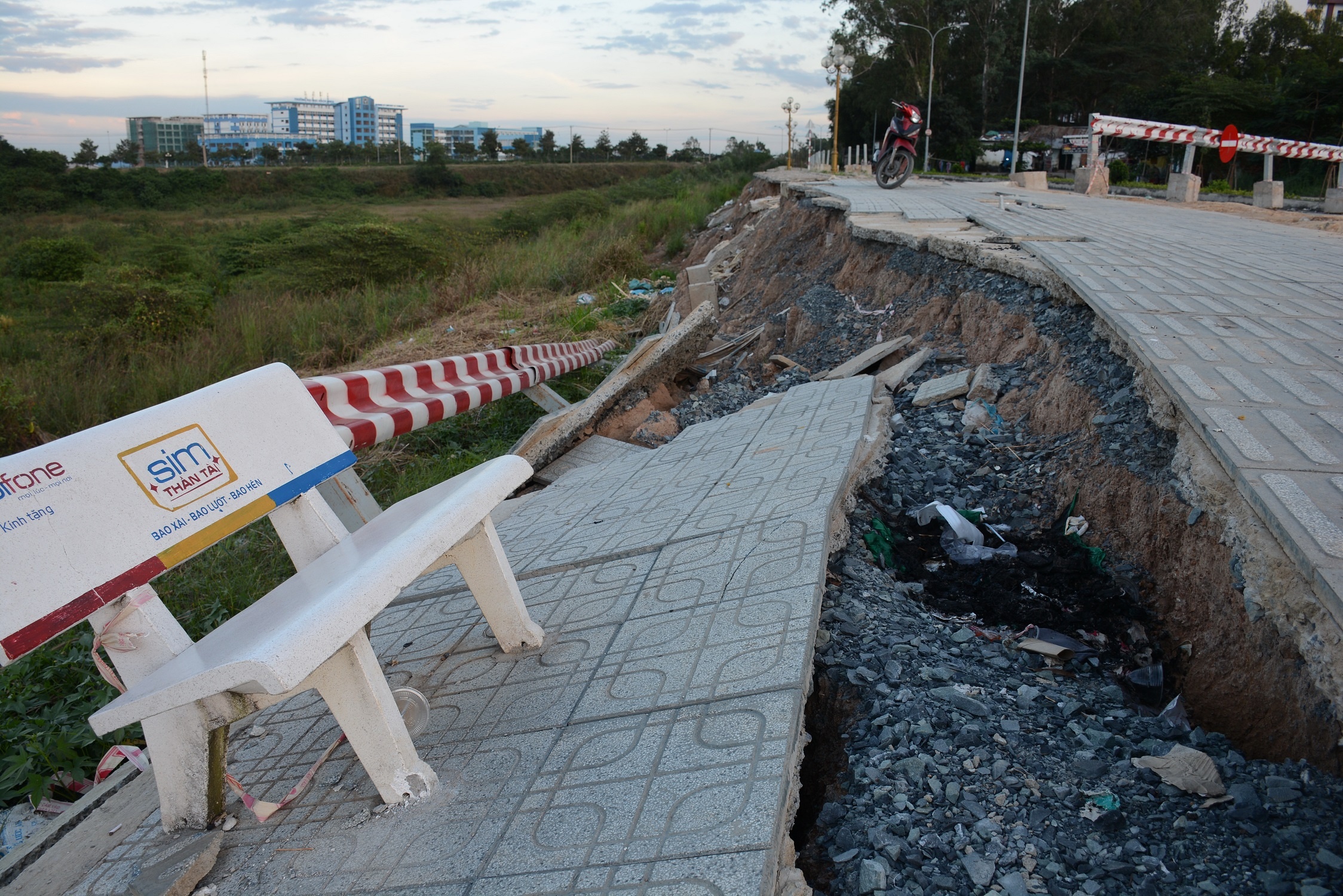 Bờ kè ĐHQG hư hỏng nặng ảnh 1 Bo ke DHQG hu hong nang anh 1