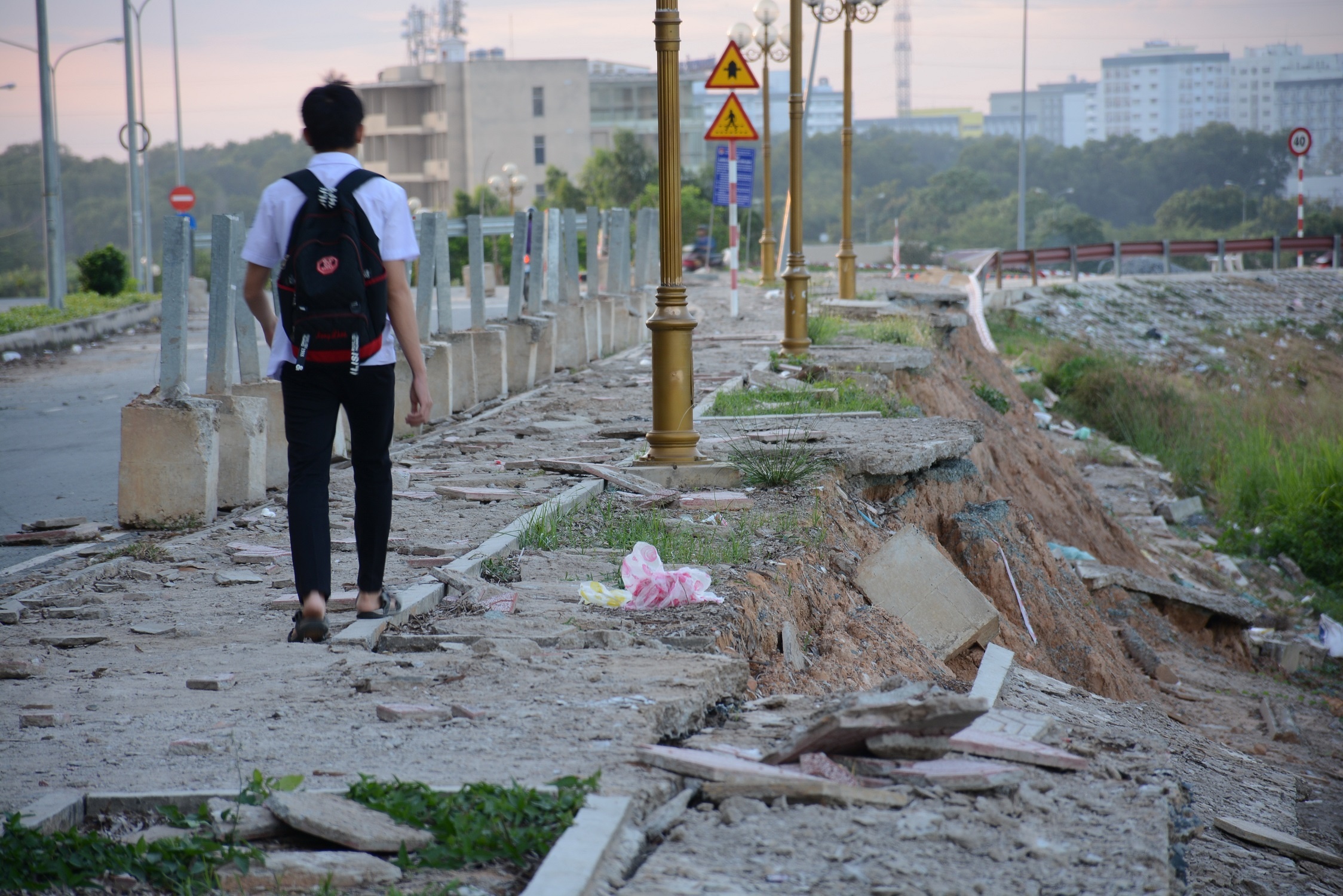 Bờ kè ĐHQG hư hỏng nặng ảnh 2 Bo ke DHQG hu hong nang anh 2