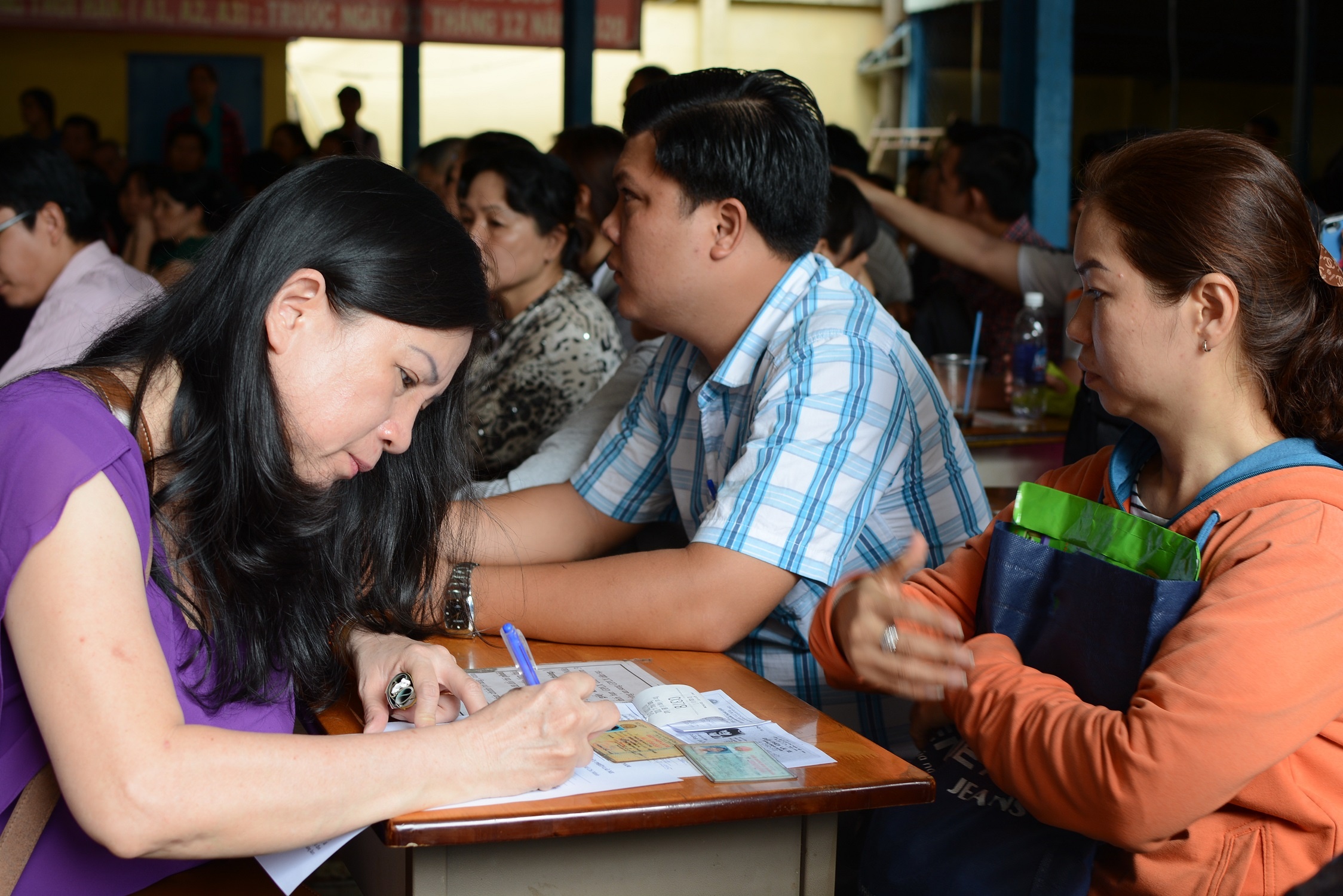 Dan Sai Gon do xo di doi giay phep lai xe PET hinh anh