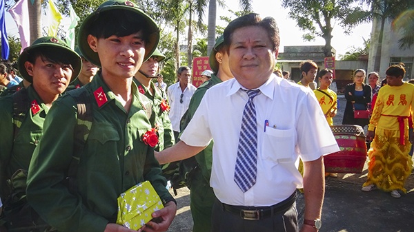 Dua Chu tich huyen dao Phu Quoc len Benh vien Cho Ray hinh anh