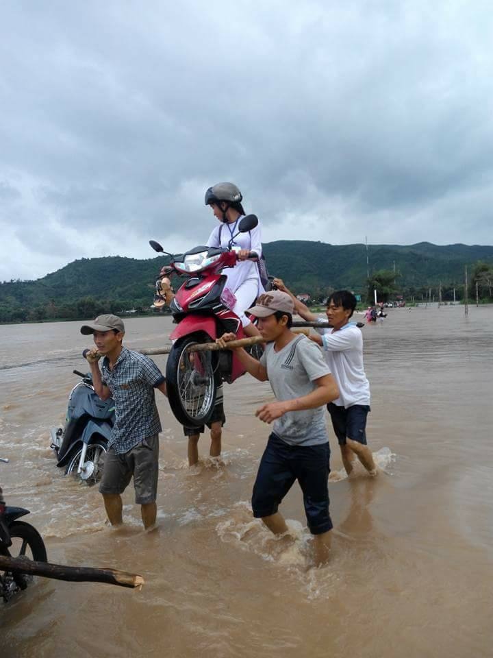 4 soai ca khieng nu sinh tren xe may qua lu anh 1