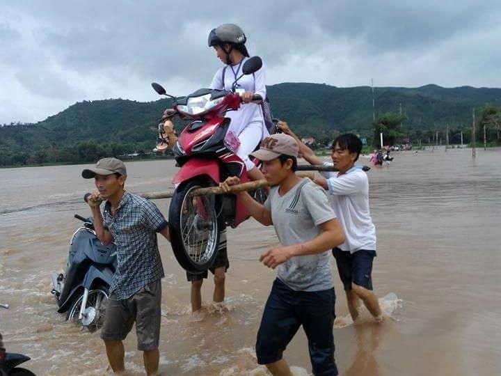 4 'soai ca' khieng nu sinh tren xe may qua vung lu hinh anh