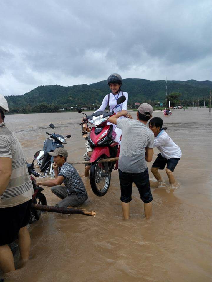 4 soai ca khieng nu sinh tren xe may qua lu anh 2