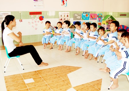 Thieu giao vien mam non vi ban tre khong man ma voi nghe hinh anh