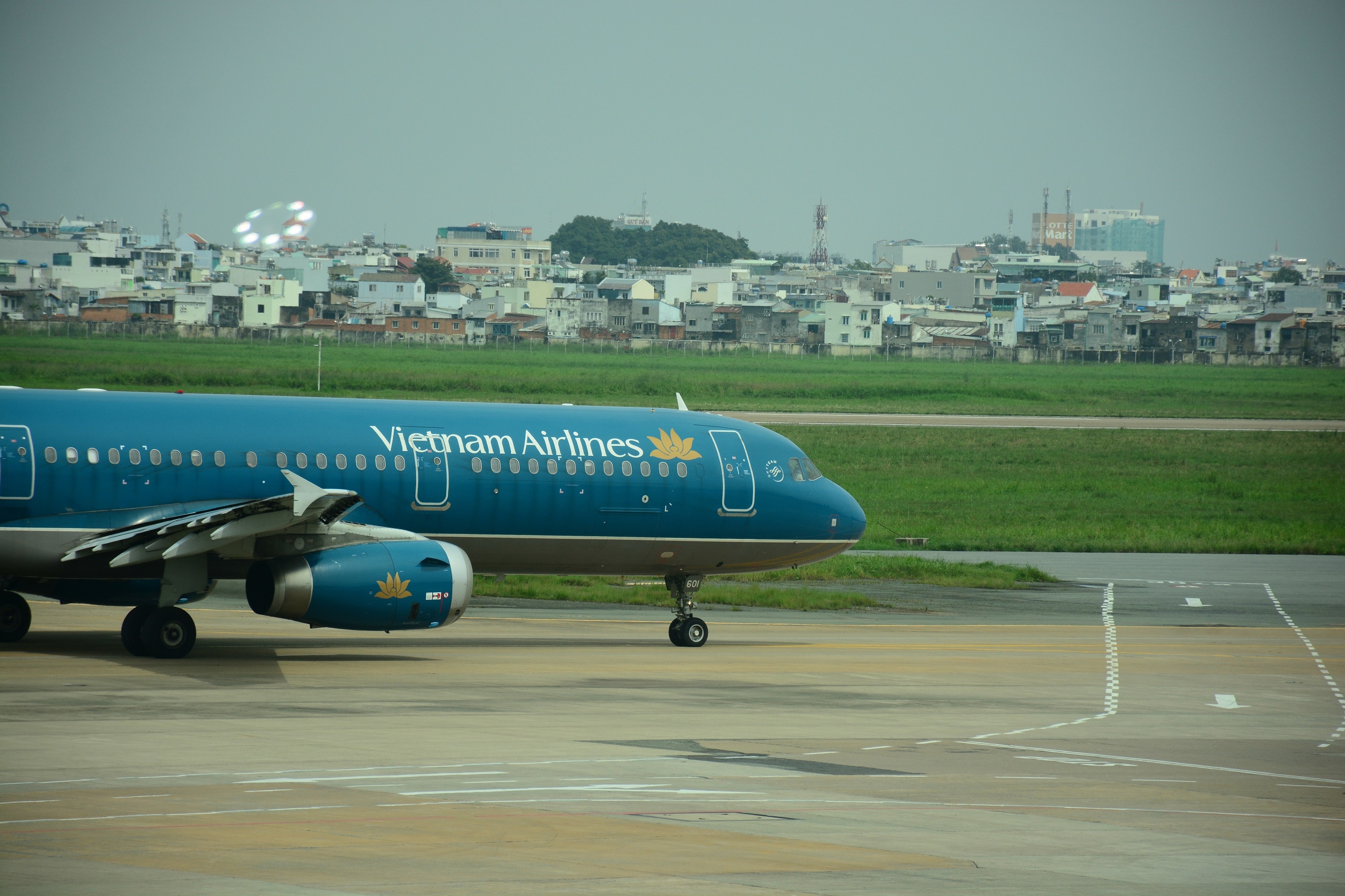 VNA thong tin ve viec hanh khach doi chuyen cho tren tau bay hinh anh