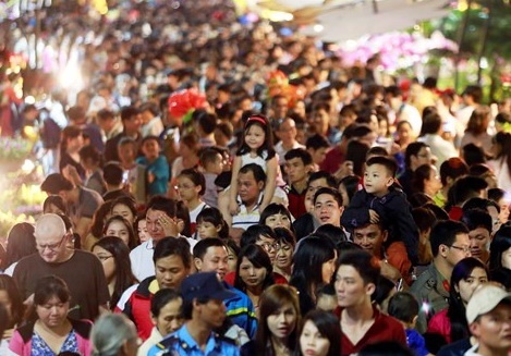 Gioi tre Sai Gon choi dau dem nay khi khong co phao hoa hinh anh