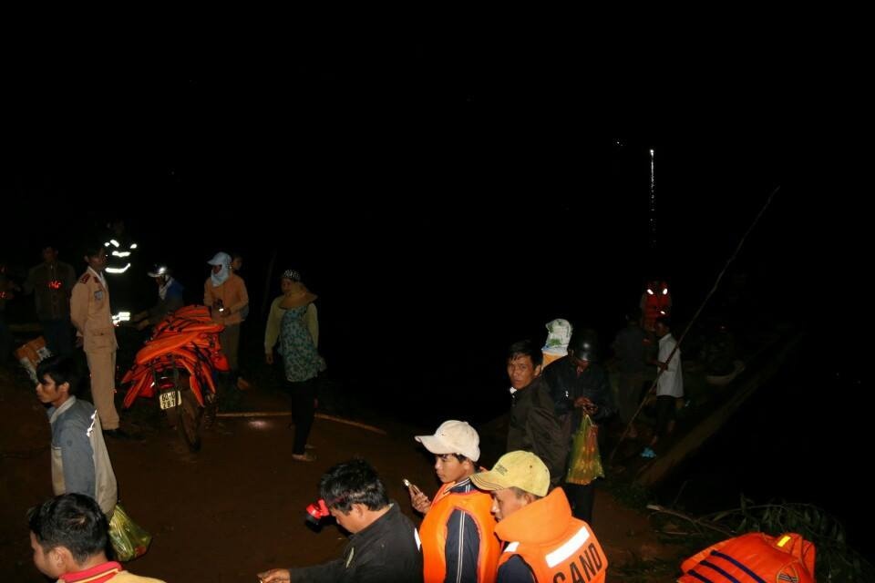 Tim thay ba thi the vu lat thuyen tren ho thuy dien hinh anh
