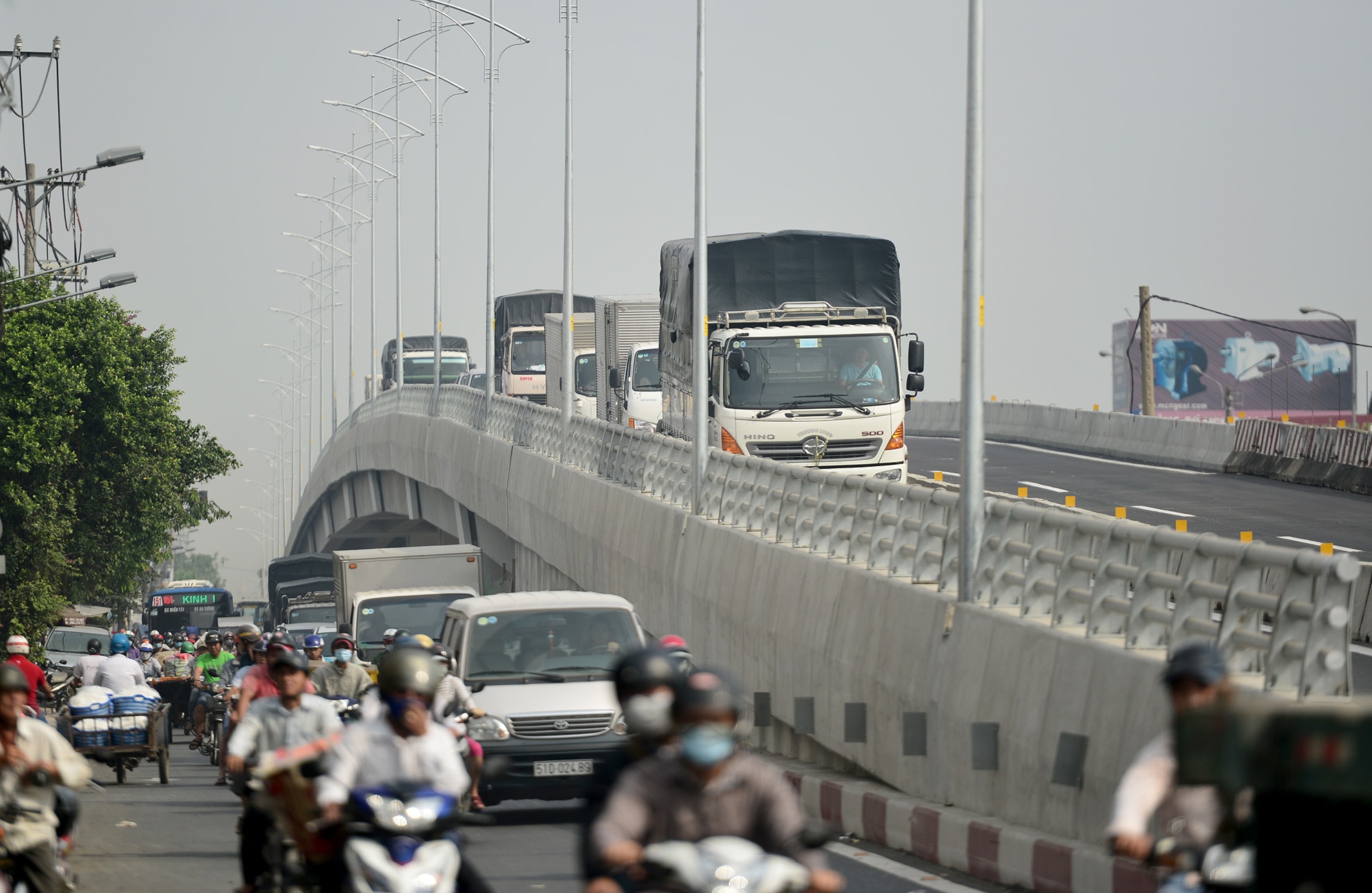 Thong xe mot nhanh cau vuot nga tu Go May hinh anh