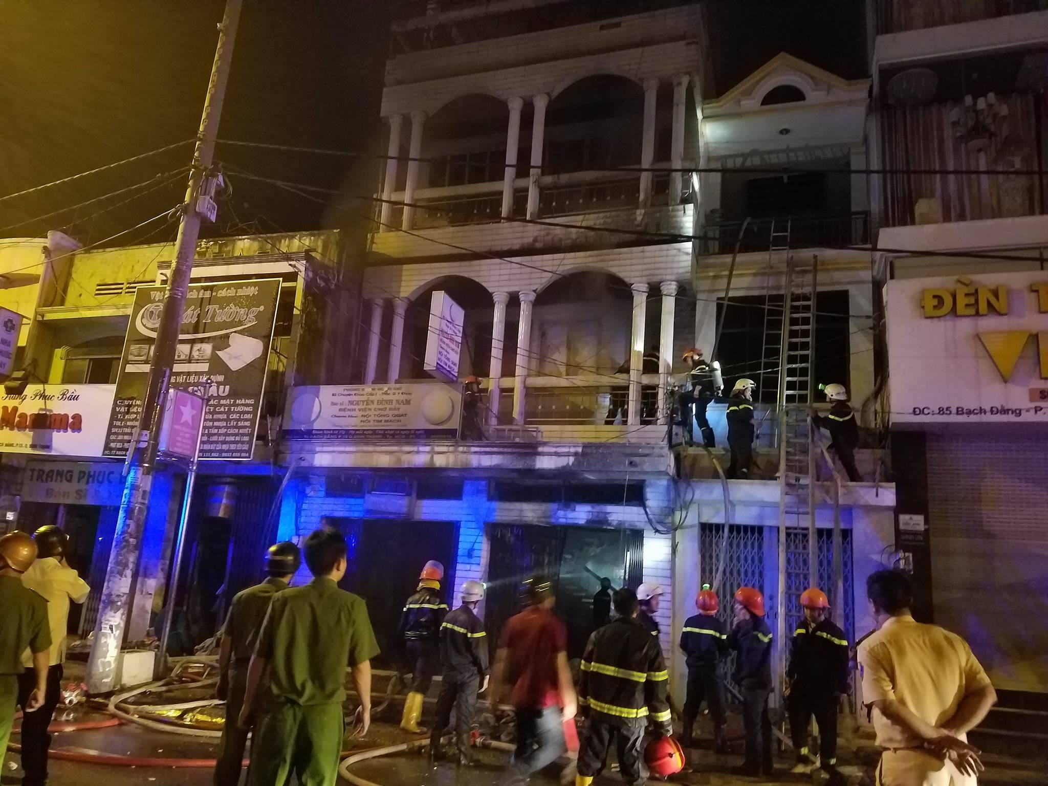 leo thang giai cuu nguoi dan vu chay anh 1