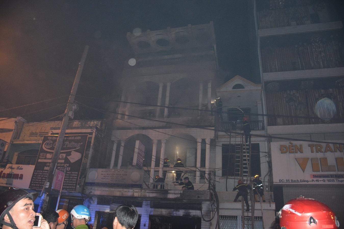 leo thang giai cuu nguoi dan vu chay anh 3