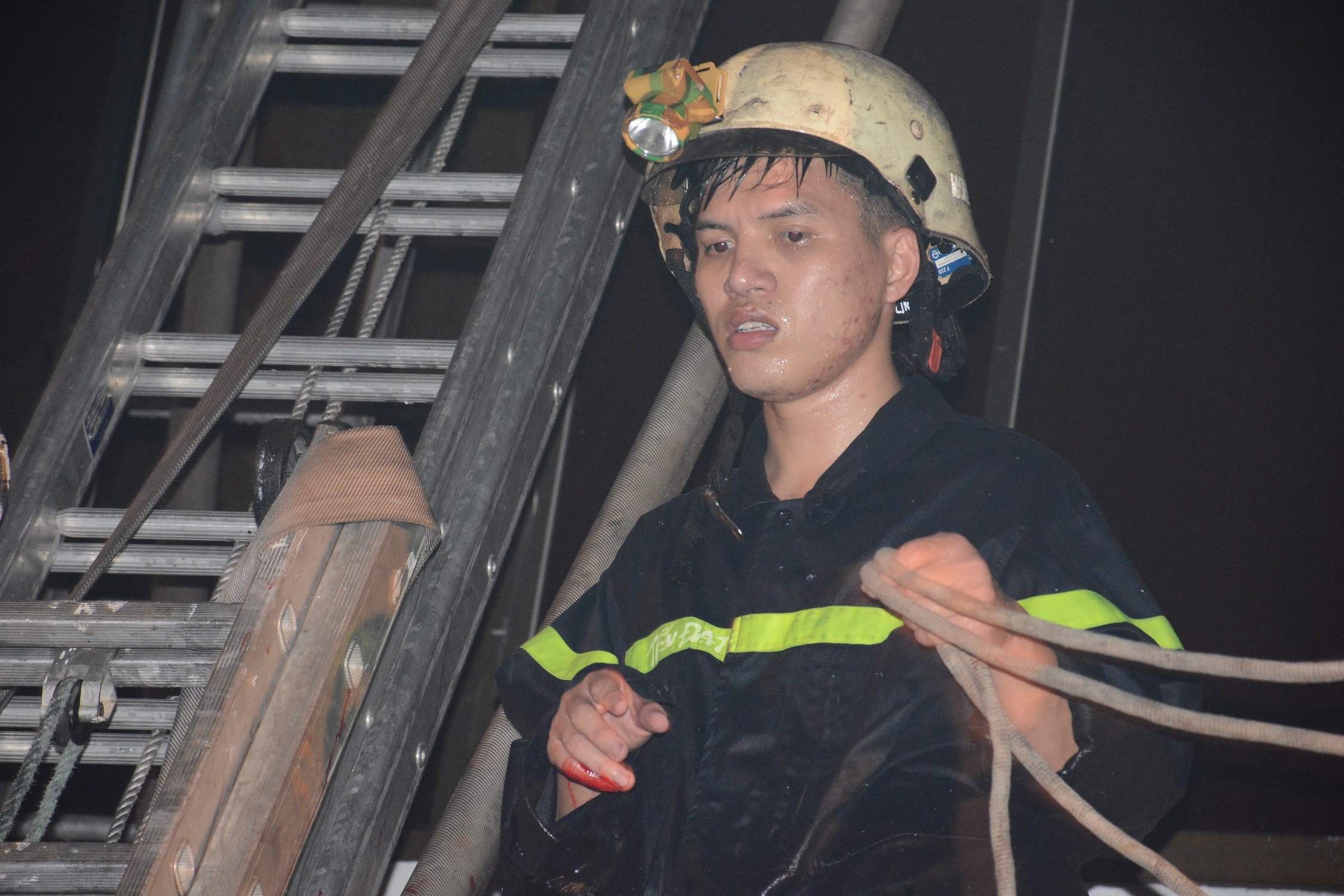 Linh cuu hoa pha cua, cuu 7 nguoi trong dam chay o Sai Gon hinh anh