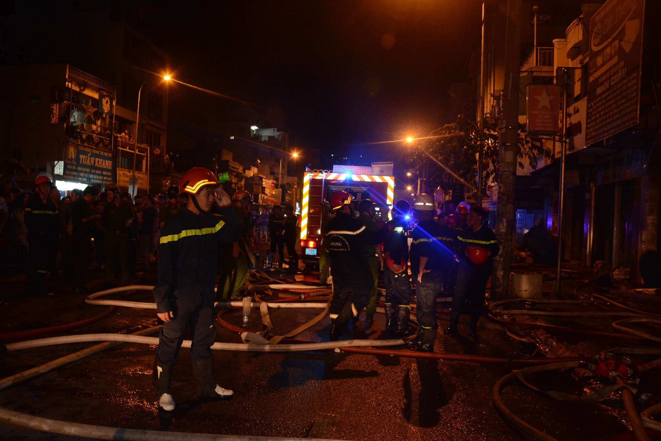 leo thang giai cuu nguoi dan vu chay anh 7