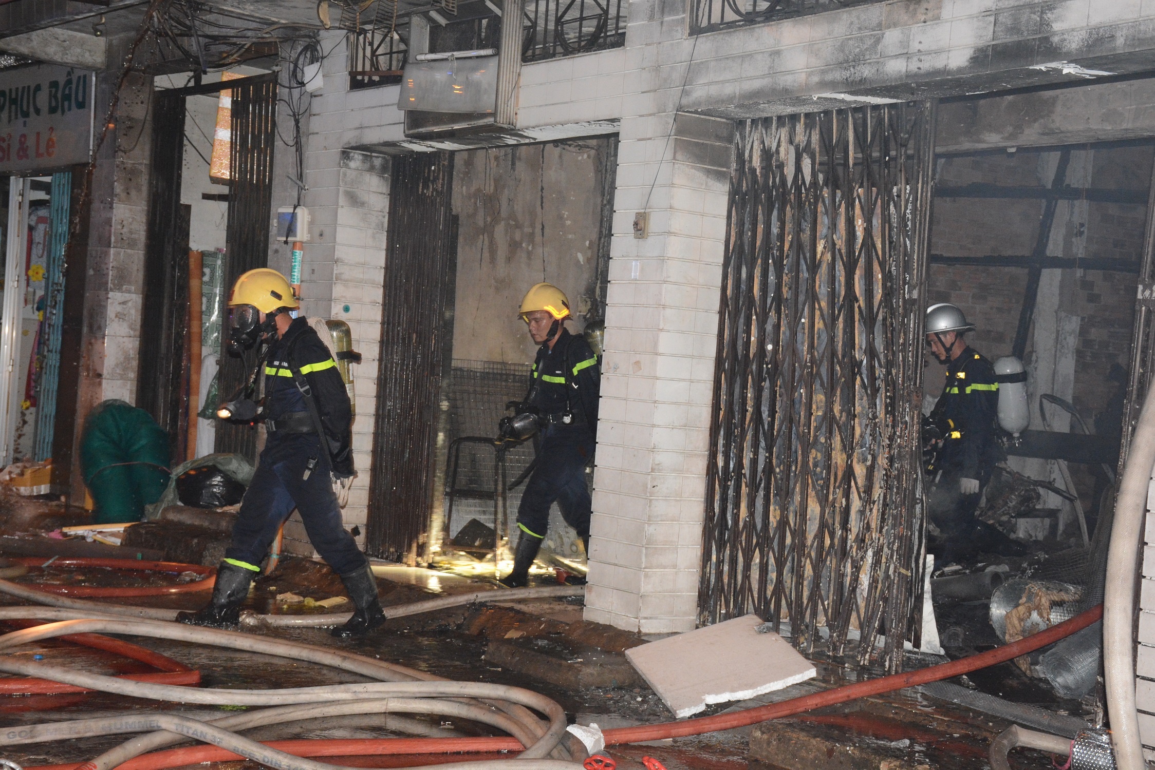 leo thang giai cuu nguoi dan vu chay anh 9