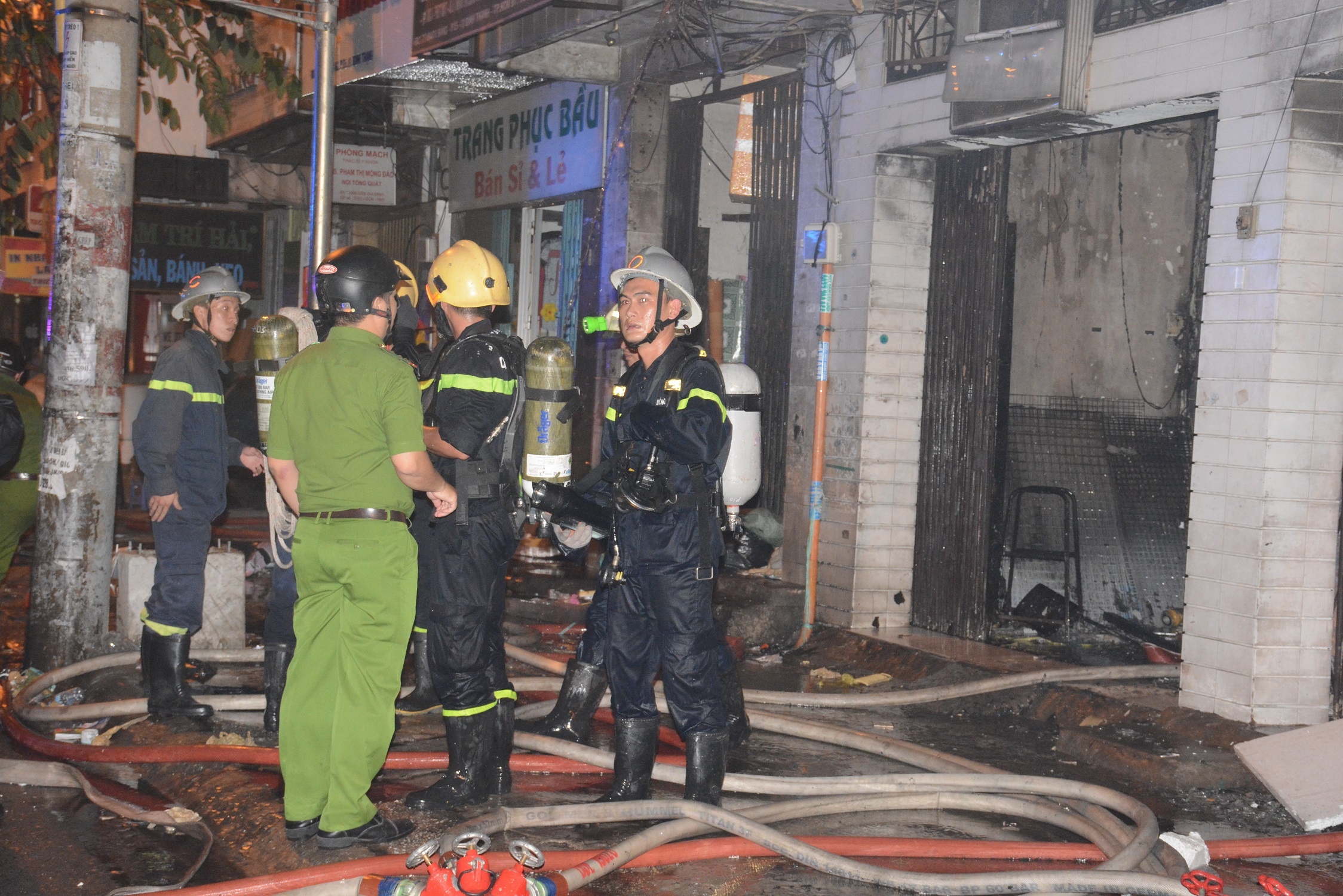 leo thang giai cuu nguoi dan vu chay anh 10