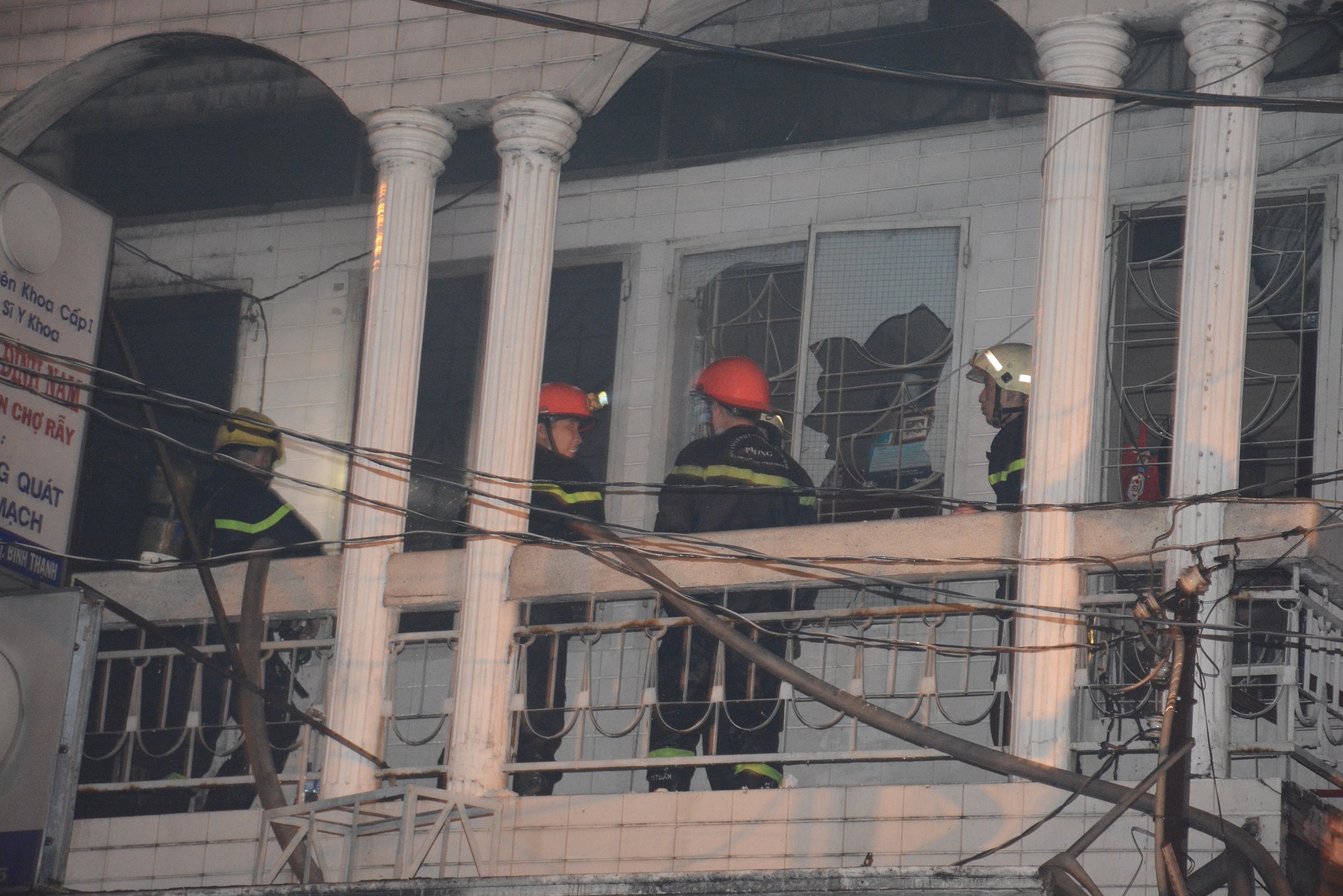 leo thang giai cuu nguoi dan vu chay anh 11