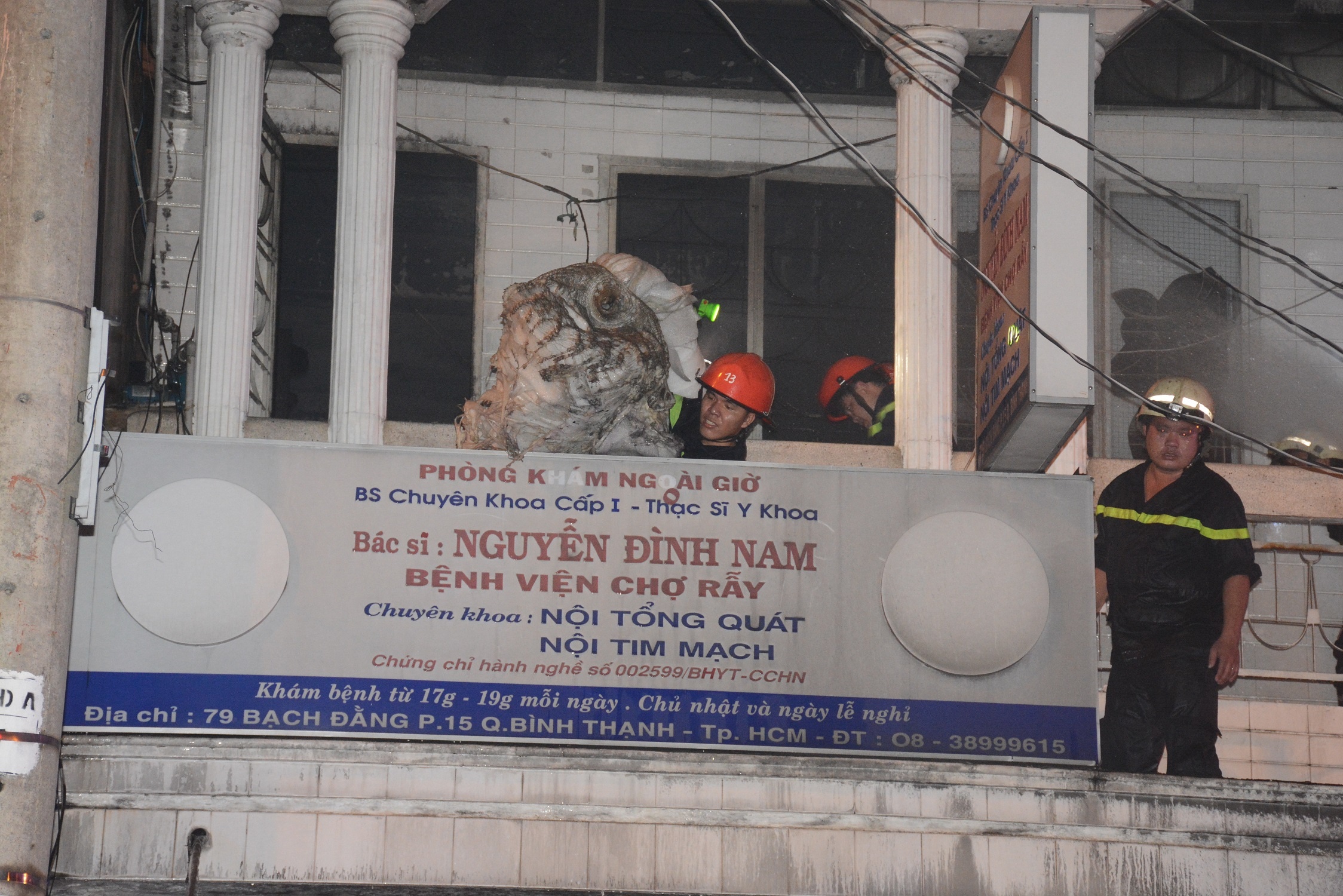 leo thang giai cuu nguoi dan vu chay anh 12