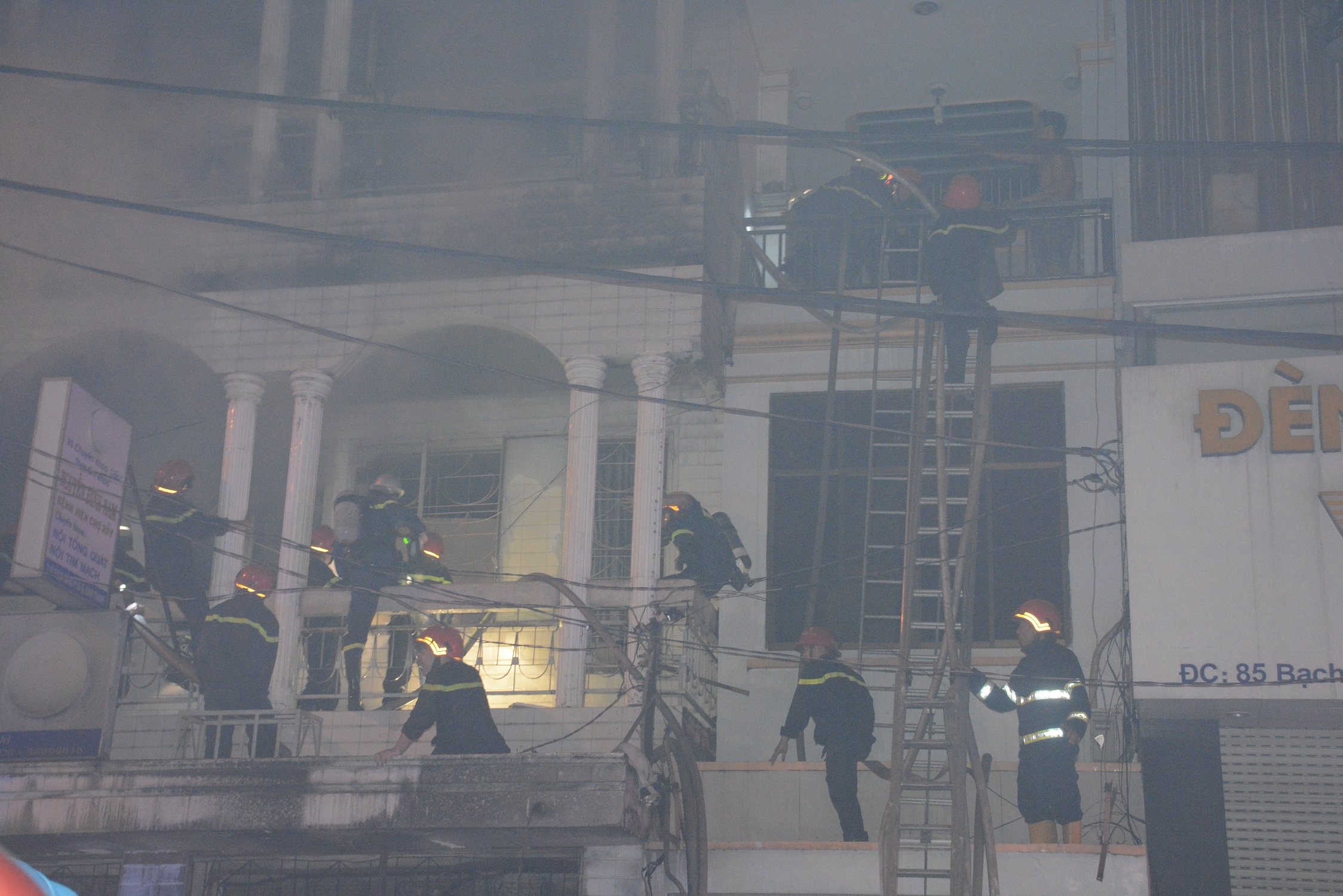 leo thang giai cuu nguoi dan vu chay anh 5