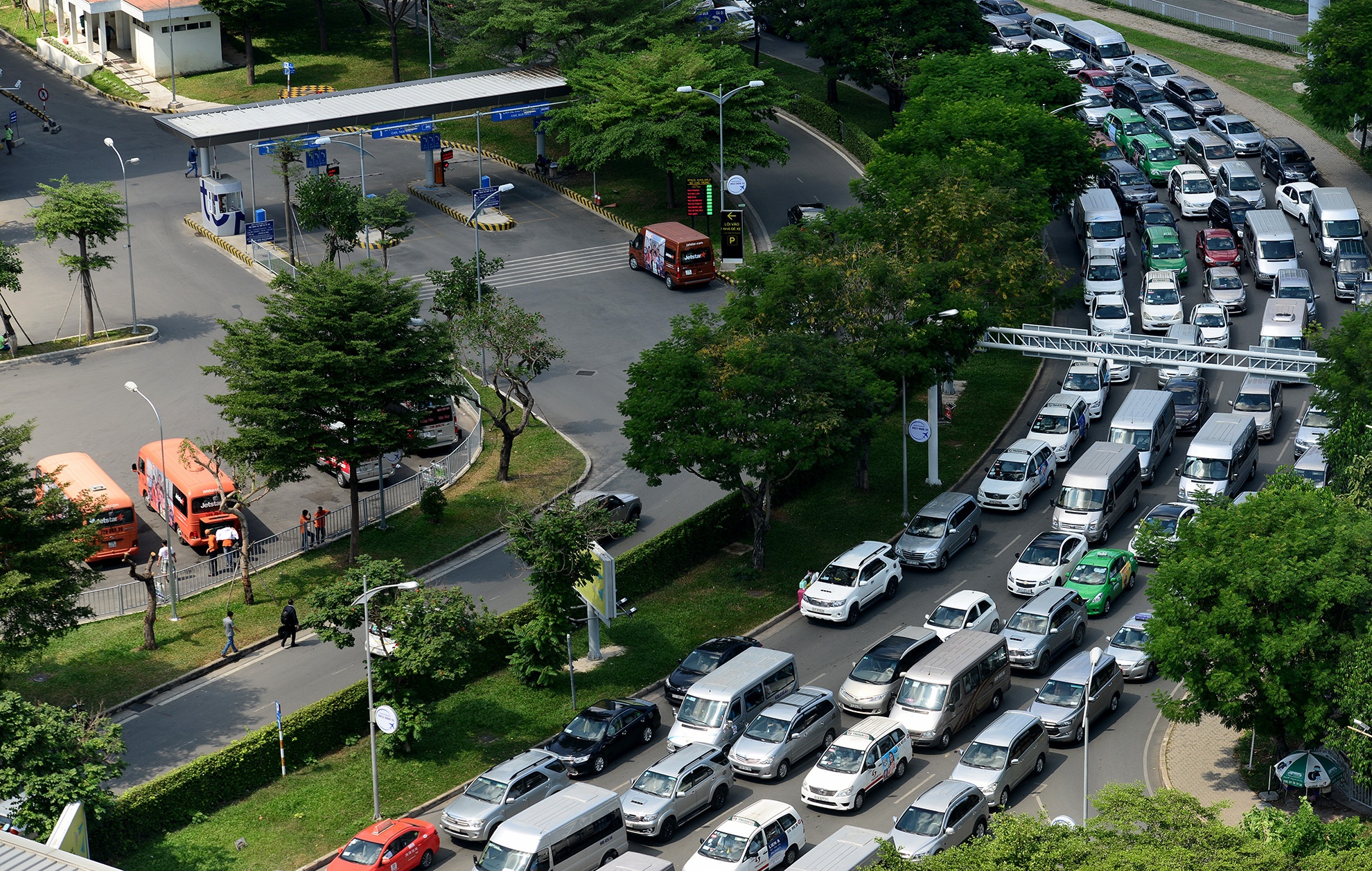 Loi thoat khoi 'ma tran' ket xe o san bay Tan Son Nhat hinh anh