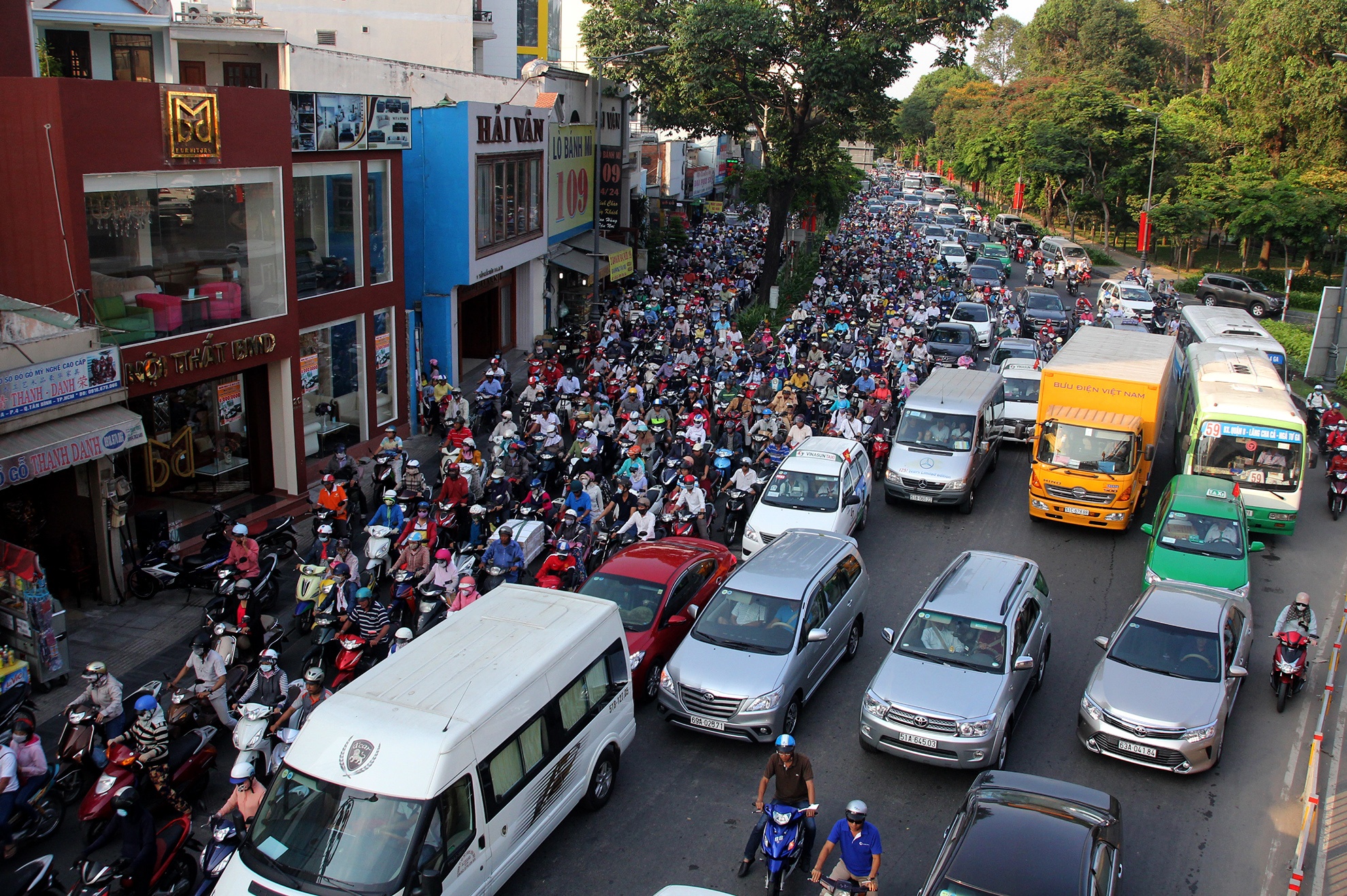 Am anh ket xe Tan Son Nhat: Xay tram trung chuyen hanh khach hinh anh