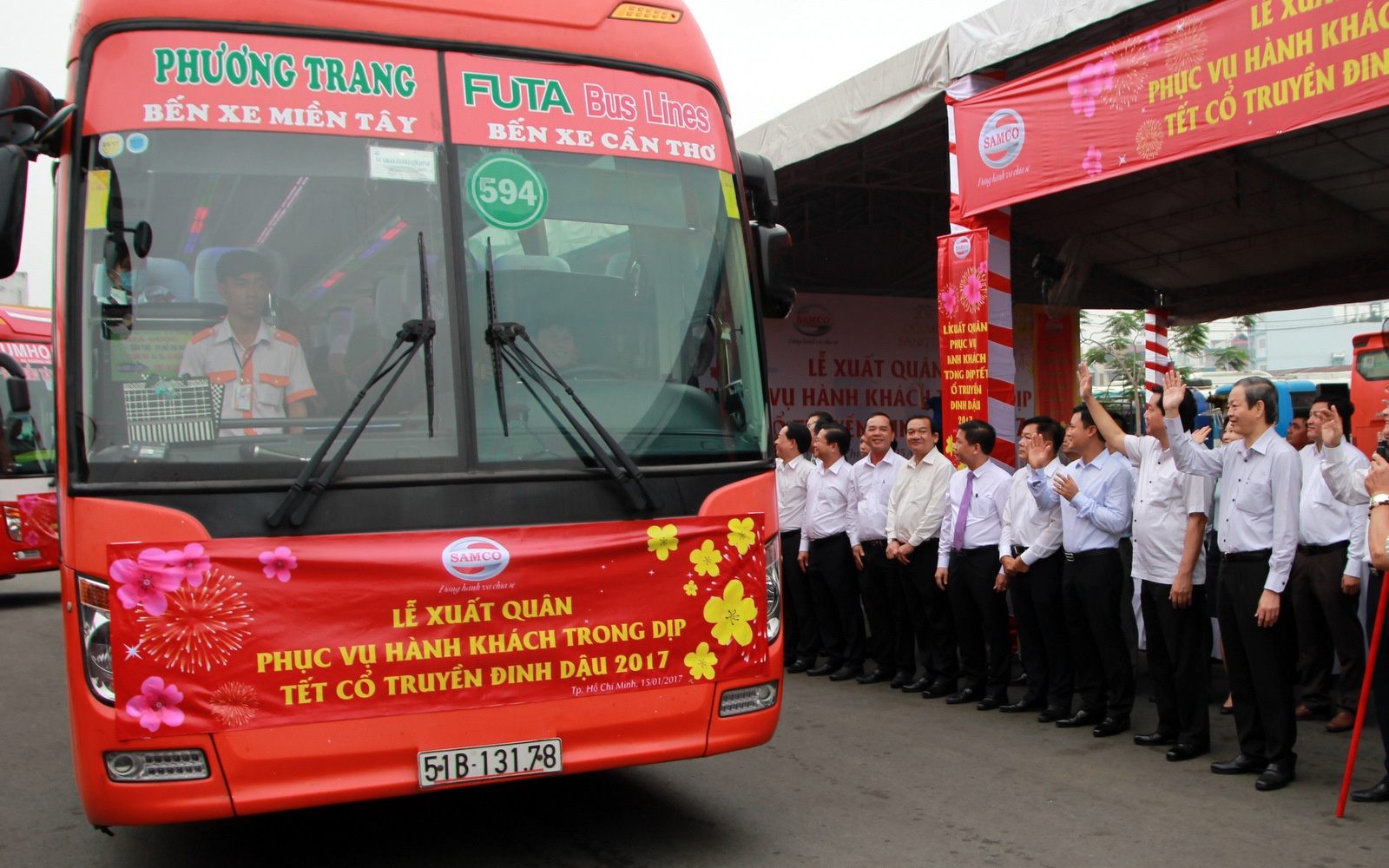 Bi thu Thang tham hoi hanh khach ve que an Tet hinh anh